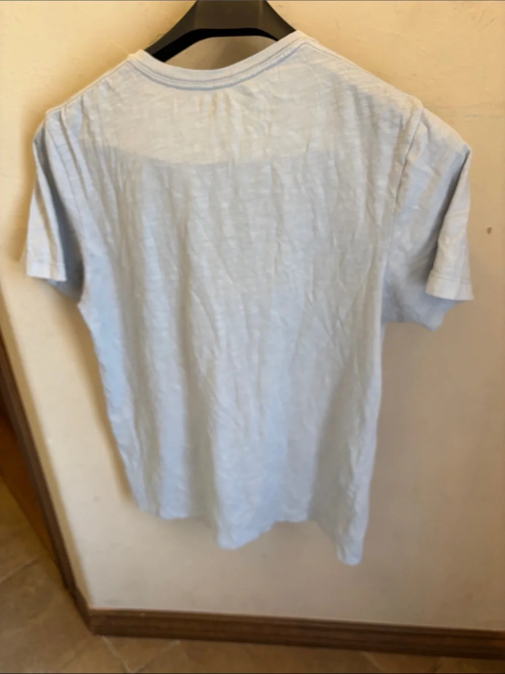 Levi’s distressed tee! Men’s medium